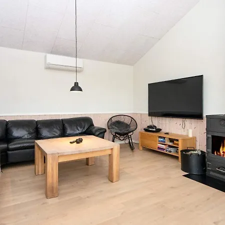 10 Person In Tarm-by Traum