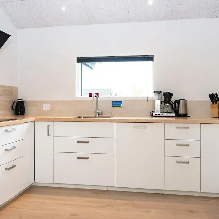 10 Person In Tarm-by Traum *