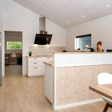 10 Person In Tarm-by Traum