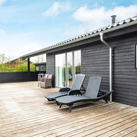 10 Person In Tarm-by Traum Tarm