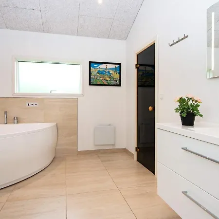 10 Person In Tarm-by Traum * Tarm