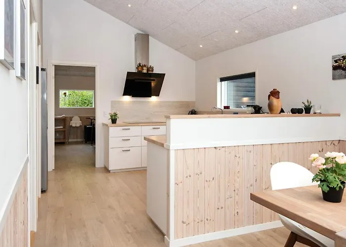 10 Person In Tarm-by Traum
