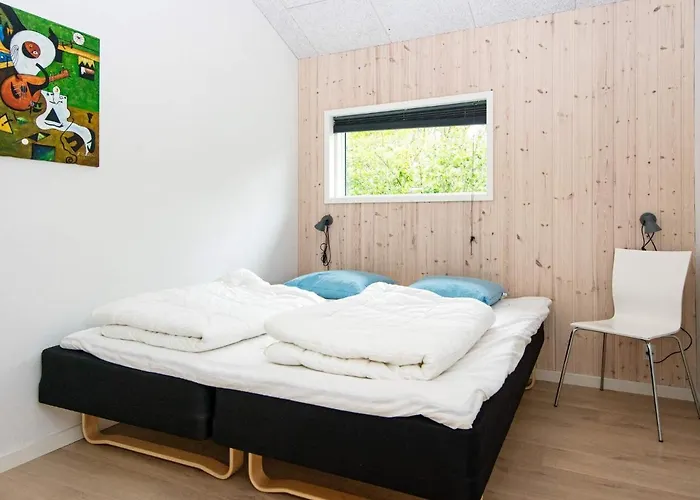 10 Person In Tarm-by Traum Tarm