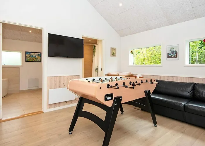10 Person In Tarm-by Traum Tarm